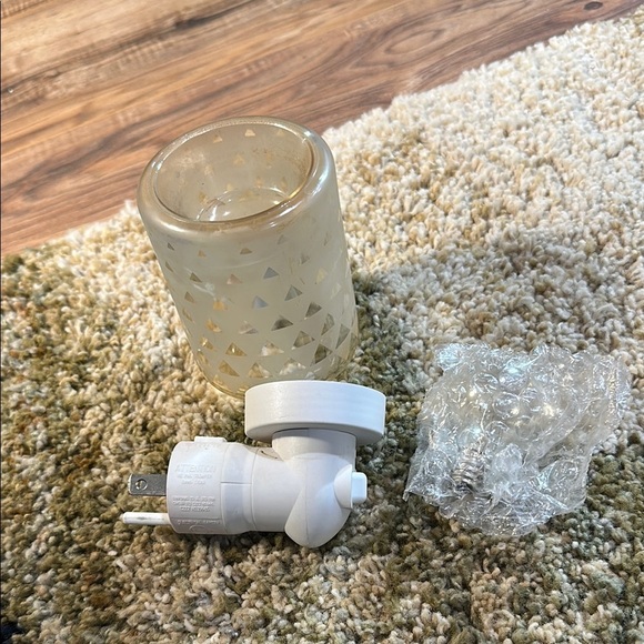 SCENTSY Plug In Glass with Etched Details NEW BULB NO BOX GUC - Picture 13 of 13